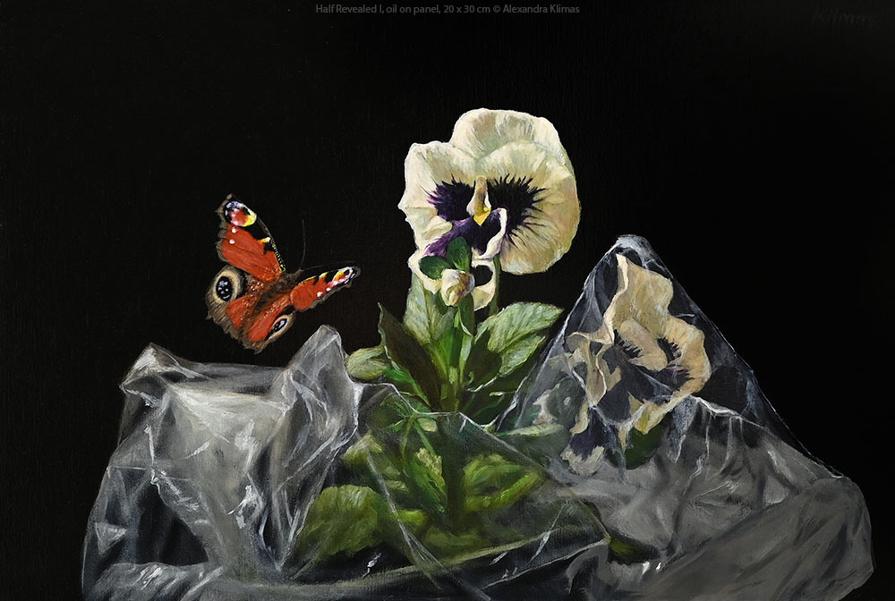 Dagpauwoog vlinder vliegt richting viooltjes die half in een plastic zak zitten, olieverfschilderij van Alexandra Klimas