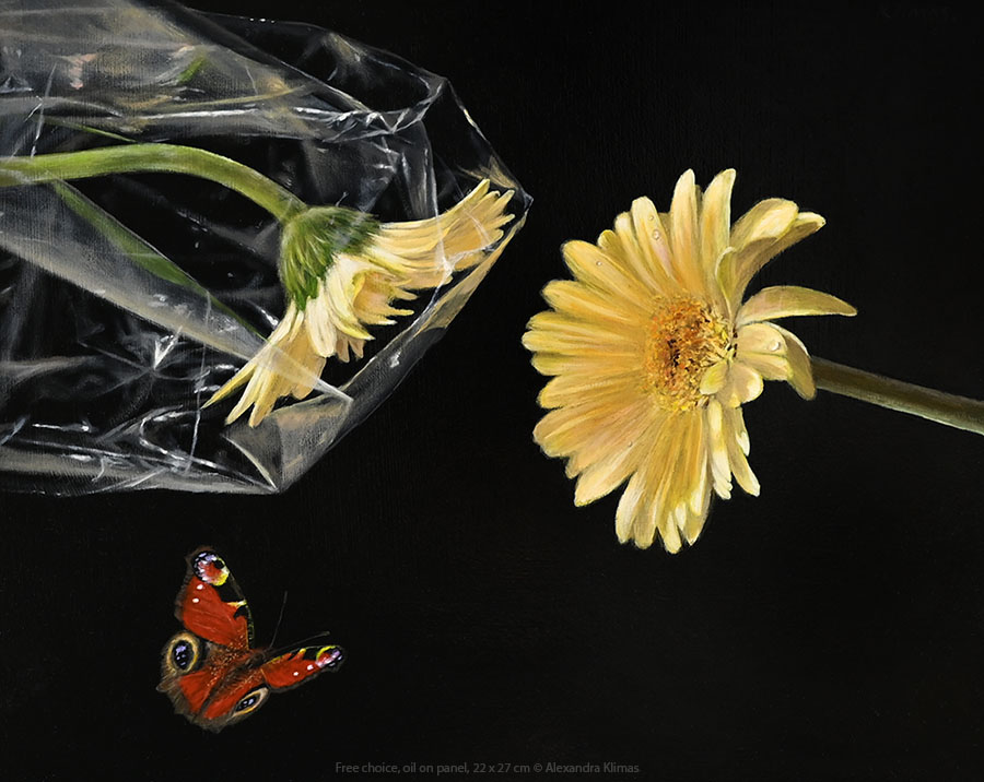 Dagpauwoog vlinder vliegt naar een gerbera; een andere gerbera is in plastic gewikkeld, olieverfschilderij van Alexandra Klimas
