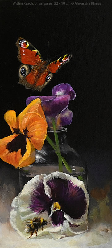 Hommel op een viooltje en wegvliegende dagpauwoog vlinder bij viooltjes in een vaas, olieverfschilderij van Alexandra Klimas