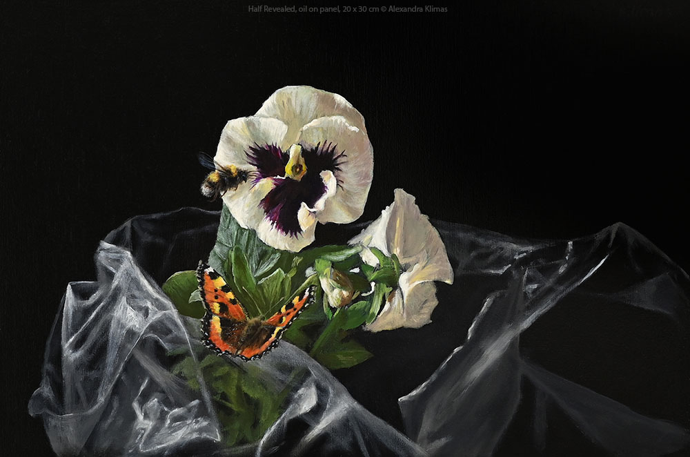 Dagpauwoog vlinder en hommel vliegen richting viooltjes die half in een plastic zak zitten, olieverfschilderij van Alexandra Klimas